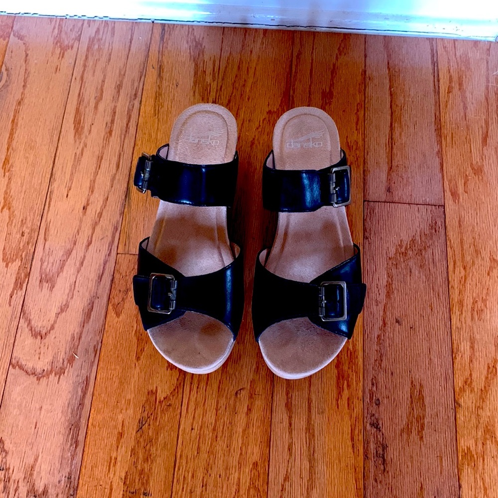 Dansko womens Selma black sandals.